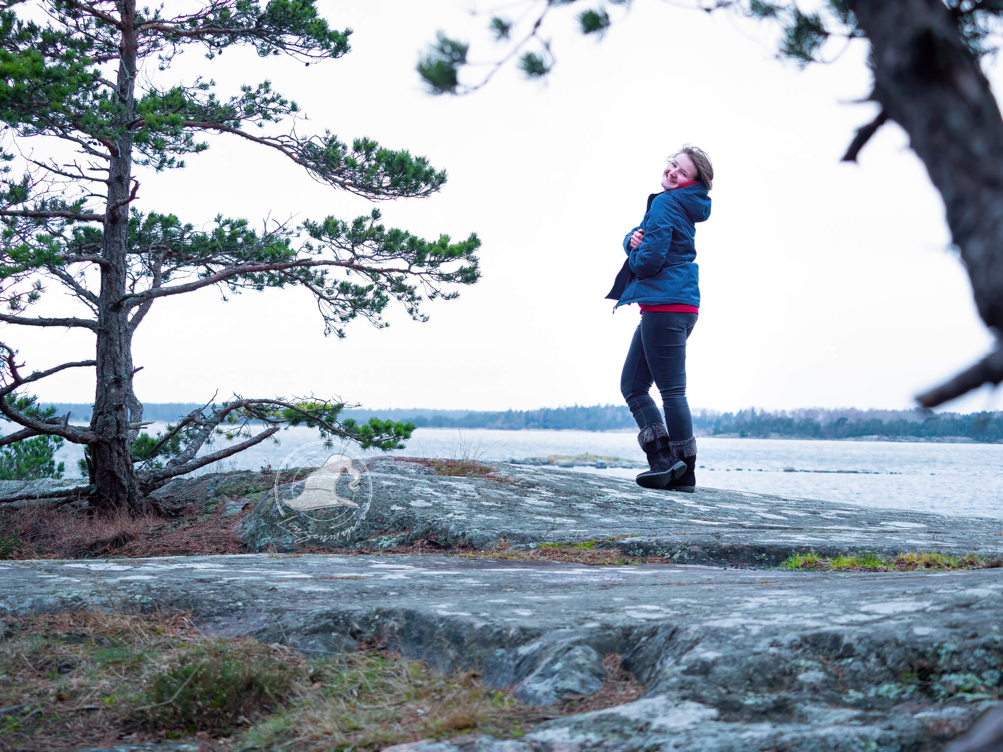 Frau glücklich in den Stockholmer Schären am Meer Träume erfüllen Marke Linsenmagier